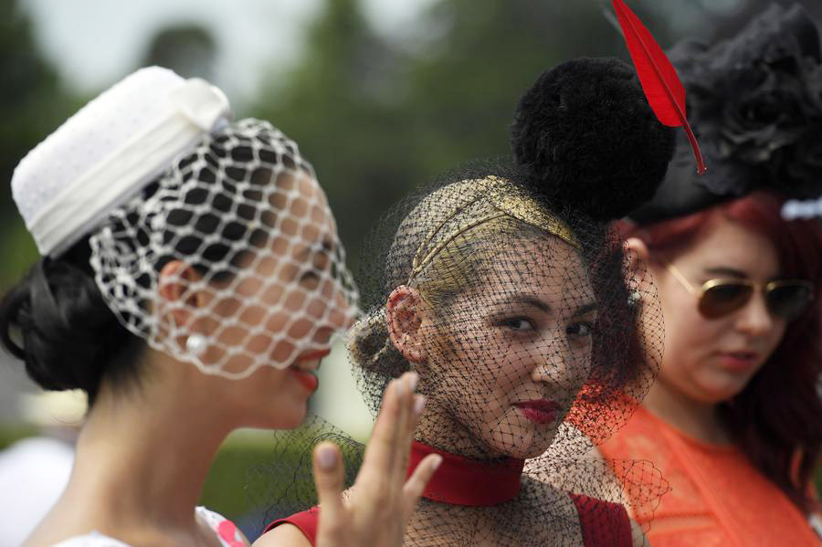Despite high temps, Royal Ascot-goers don finest outfits