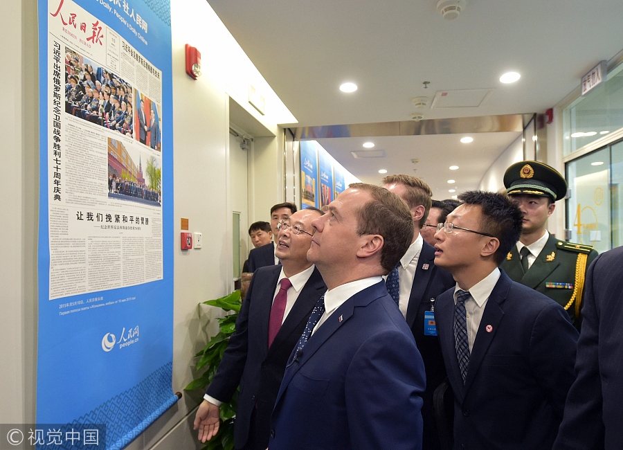 Medvedev starts China visit, talks with Chinese internet users