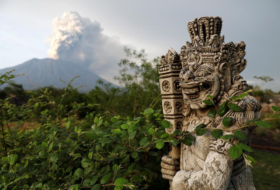 Indonesia extends Bali airport closure due to Agung eruption