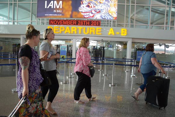 Indonesia reopens Bali airport, downgrades flight alert level