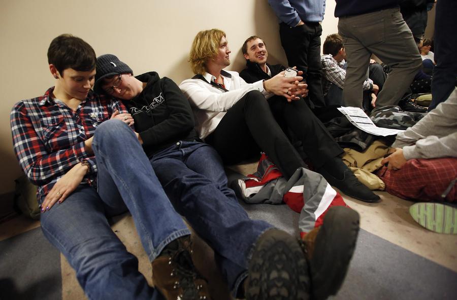 Judge lets Utah gay marriages continue