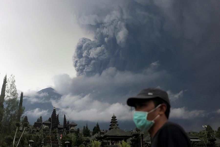 Indonesia raises alert to highest level 4 on Bali volcano